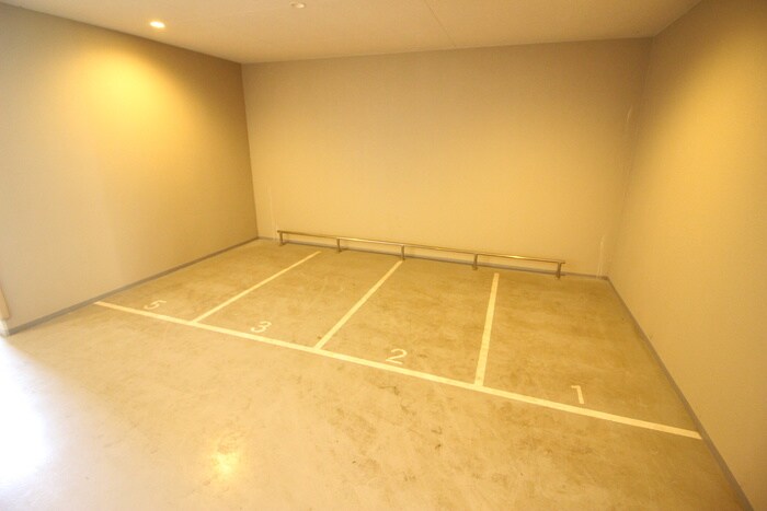 物件外観写真4　(バイク置き場)