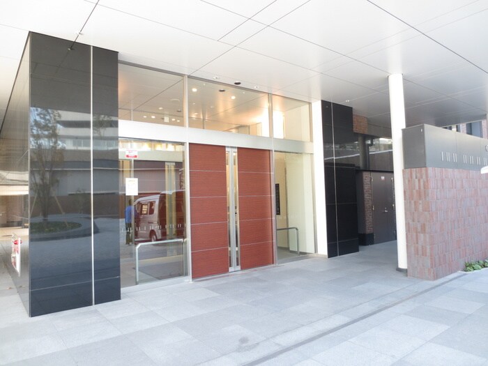 物件外観写真3　(エントランス部分)