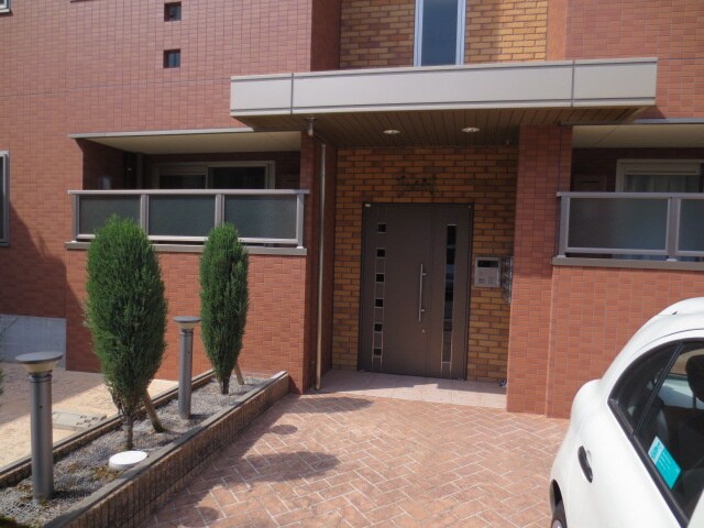 物件外観写真2　(エントランス部分)