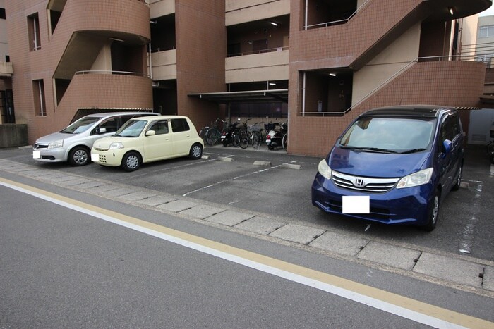 物件外観写真2　(駐車場)