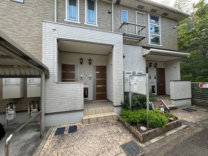 物件外観写真2　(エントランス部分)