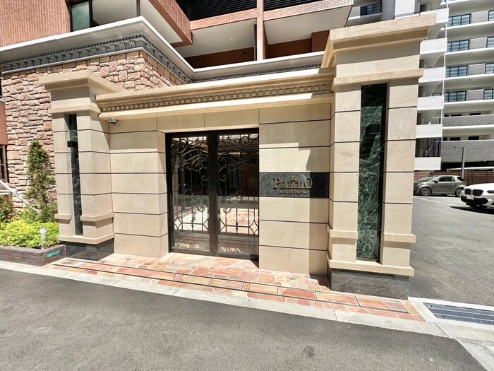 物件外観写真2　(エントランス部分)