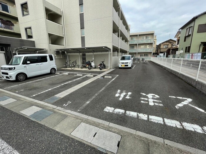 物件外観写真2　(駐車場)
