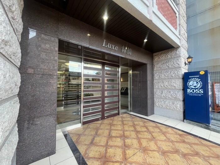 物件外観写真2　(エントランス部分)