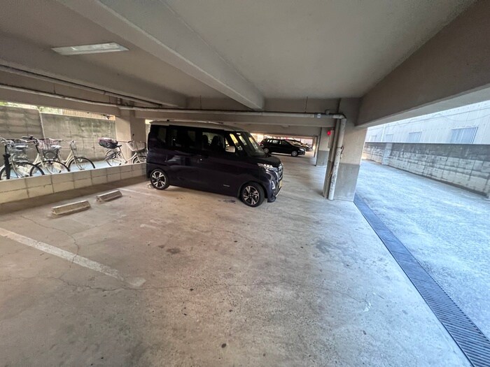 物件外観写真5　(駐車場)