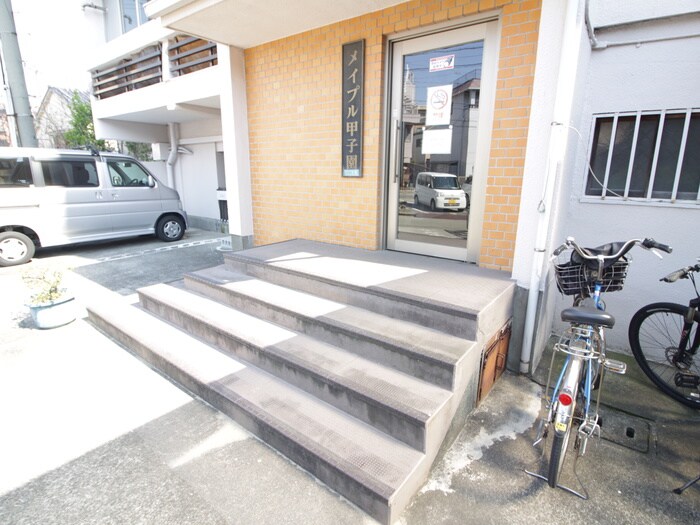 物件外観写真2　(エントランス部分)