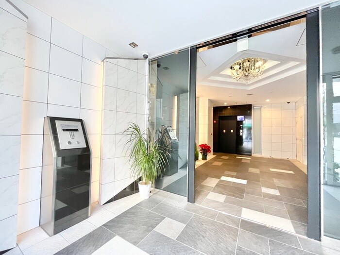 物件外観写真2　(エントランス部分)