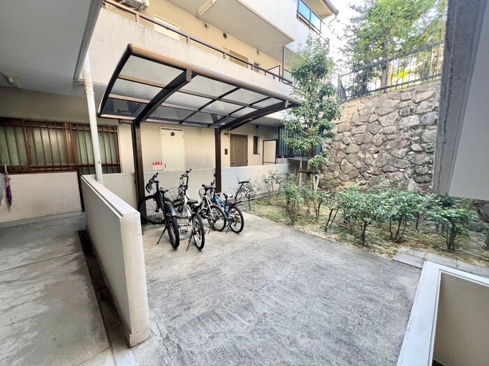 物件外観写真2　(駐輪場)