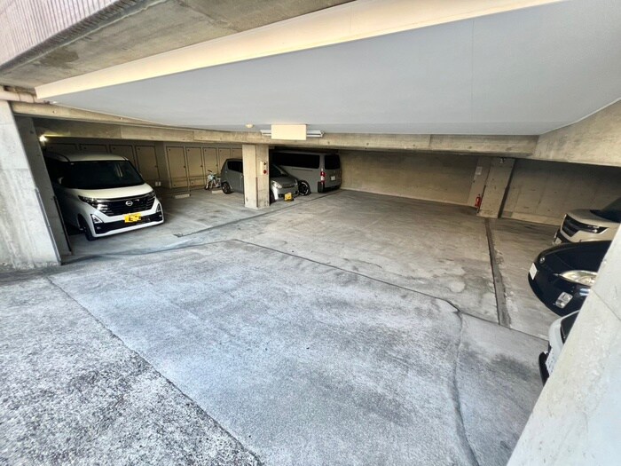 物件外観写真3　(駐車場)