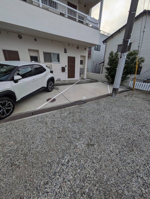 物件外観写真2　(駐車場)