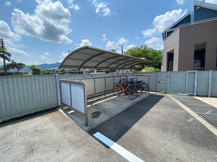 物件外観写真4　(駐輪場)