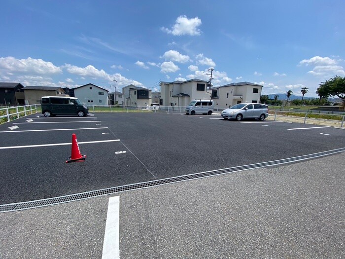 物件外観写真5　(駐車場)