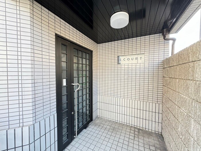 物件外観写真4　(エントランス部分)