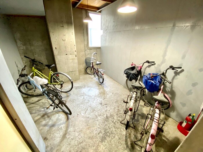 物件外観写真4　(駐輪場)