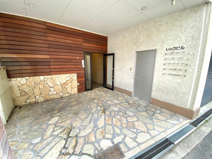 物件外観写真5　(エントランス部分)