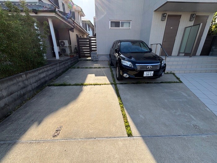 物件外観写真5　(駐車場)