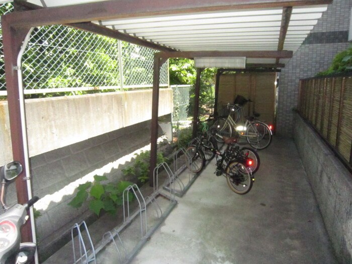 物件外観写真3　(駐輪場)
