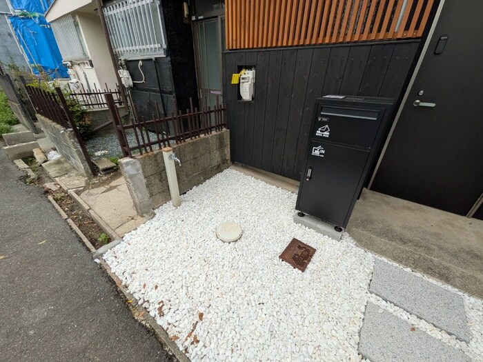 物件外観写真5　(バイク置き場)