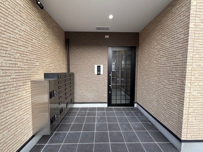 物件外観写真3　(エントランス部分)