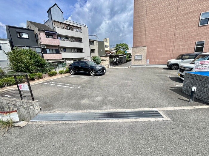物件外観写真2　(駐車場)