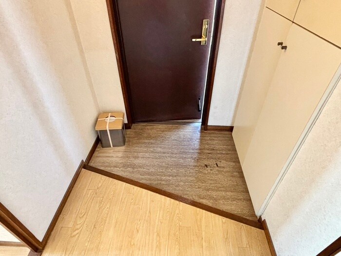 物件内観写真12　(玄関)