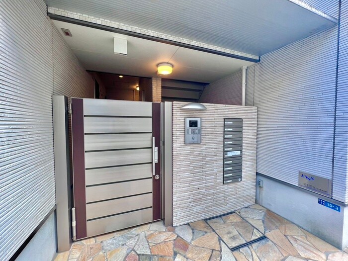 物件外観写真3　(エントランス部分)