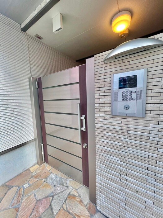 物件外観写真4　(エントランス部分)