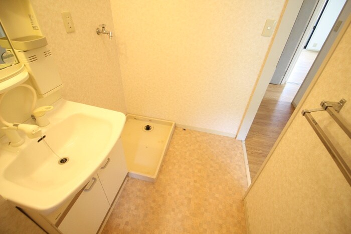 物件内観写真16　(洗濯機置場)