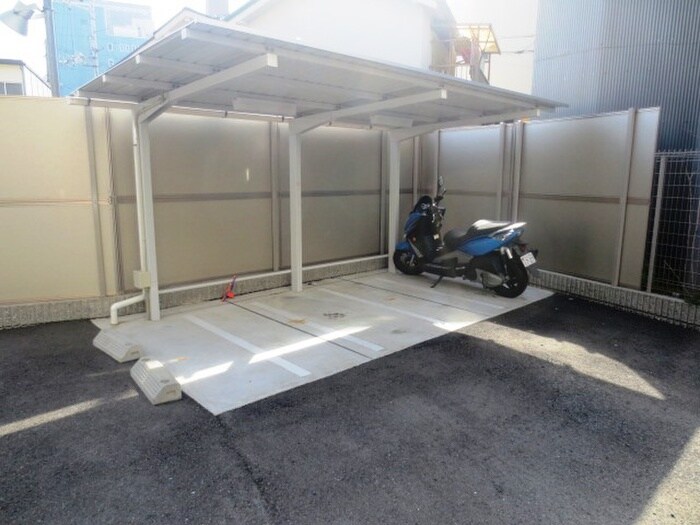 物件外観写真5　(バイク置き場)