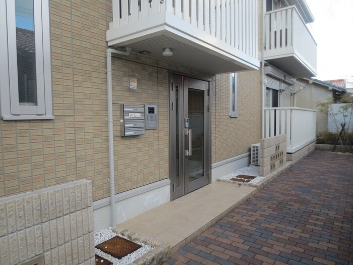 物件外観写真2　(エントランス部分)