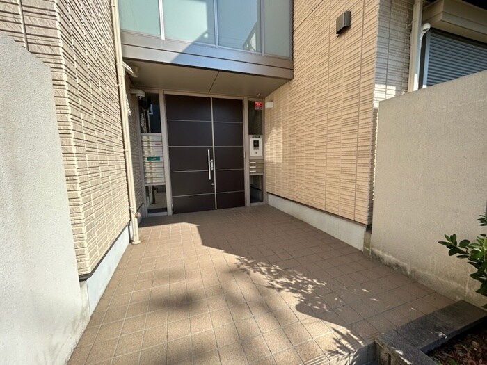 物件外観写真3　(エントランス部分)