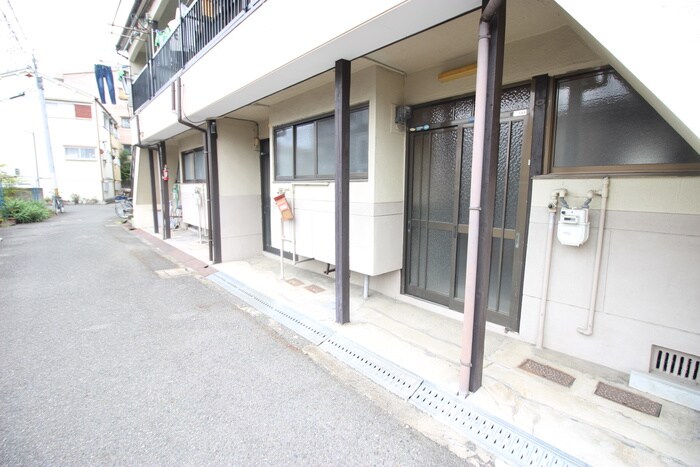 物件外観写真3　(エントランス部分)