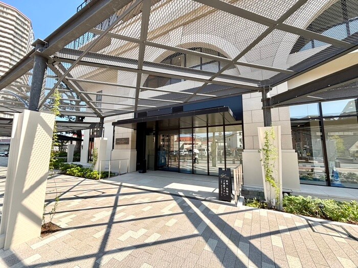 物件外観写真2　(エントランス部分)