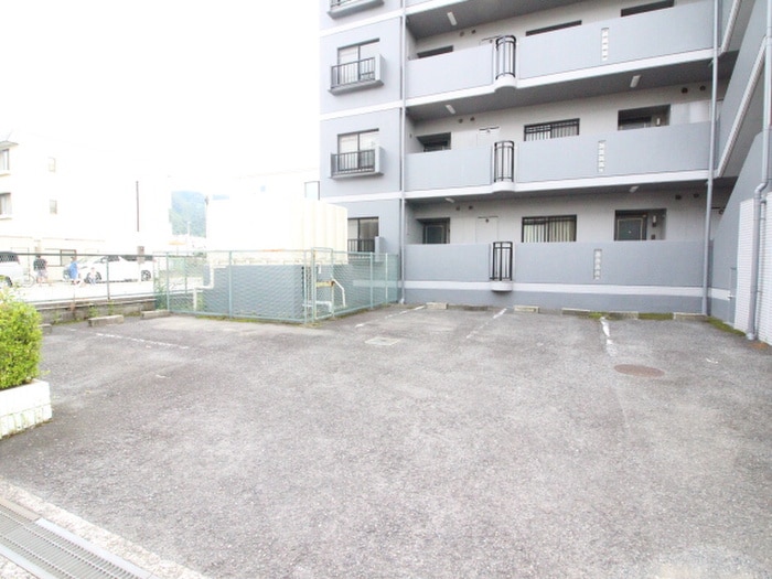 物件外観写真2　(駐車場)