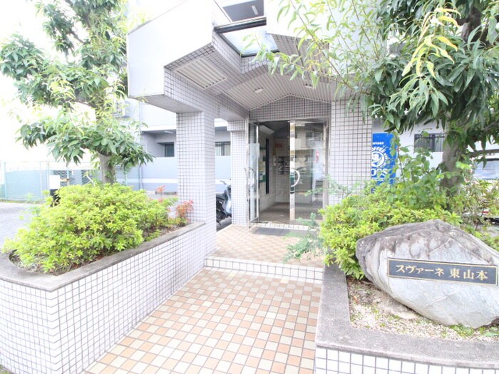 物件外観写真6　(エントランス部分)