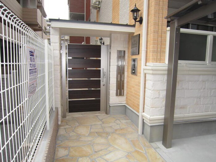 物件外観写真2　(エントランス部分)