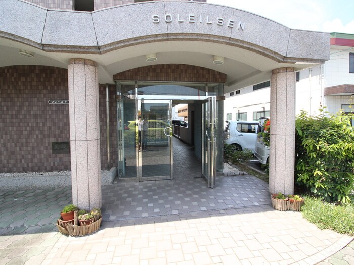 物件外観写真2　(エントランス部分)