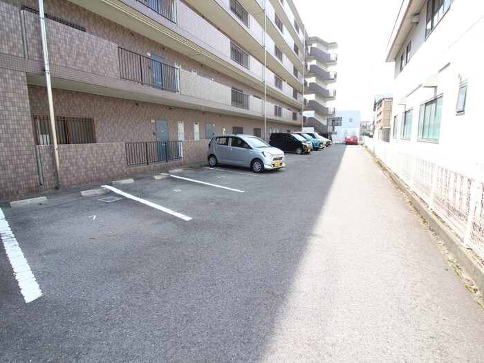 物件外観写真4　(駐車場)
