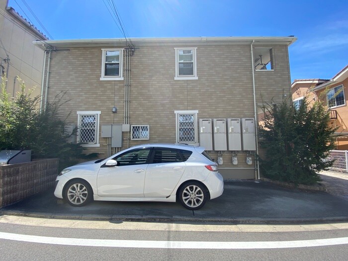 物件外観写真6　(駐車場)