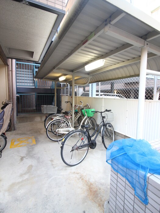 物件外観写真5　(駐輪場)
