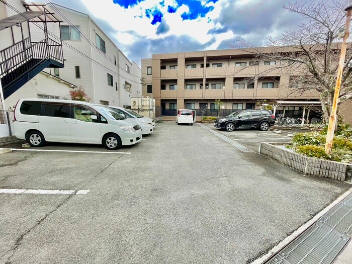 物件外観写真3　(駐車場)
