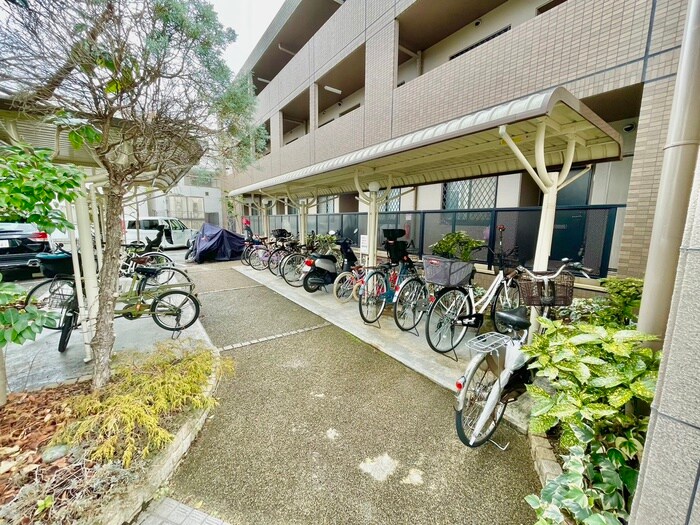 物件外観写真4　(駐輪場)