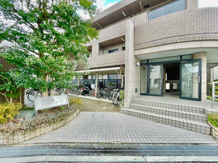 物件外観写真6　(エントランス部分)