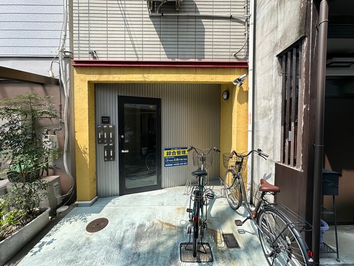 物件外観写真3　(エントランス部分)