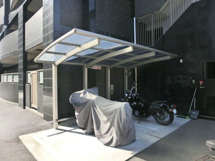物件外観写真5　(バイク置き場)