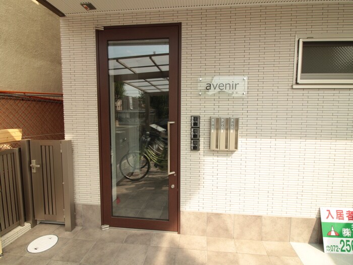 物件外観写真2　(エントランス部分)