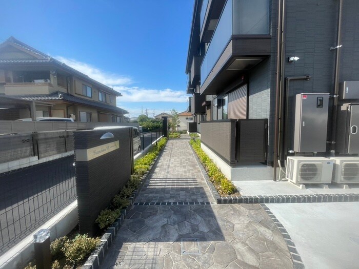 物件外観写真2　(エントランス部分)