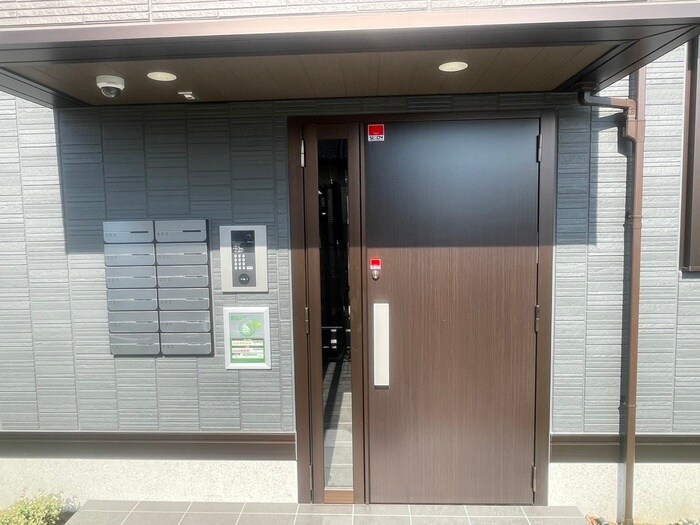 物件外観写真3　(エントランス部分)
