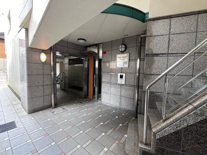 物件外観写真2　(エントランス部分)