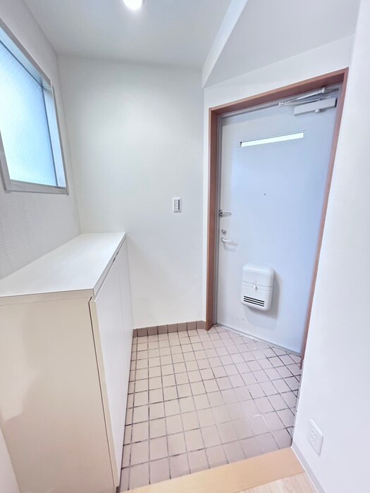 物件内観写真13　(玄関)